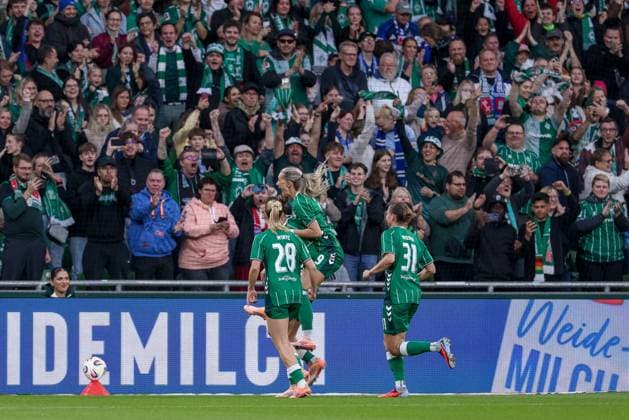 SV Werder Bremen players with goal celebration, cheering, jubilant, optimistic, match scene, highlight, joy over the 1-0 goal, THE DFB REGULATIONS PROHIBIT ANY USE OF PHOTOGRAPHS AS IMAGE SEQUENCES AND OR QUASI VIDEO , 11 10 2025, Bremen Germany , Football, Google Pixel Womens Bundesliga, SV Werder Bremen Hamburger SV xobx