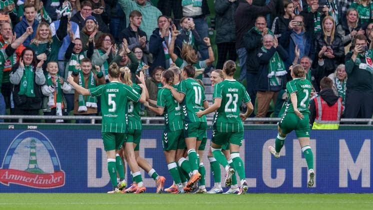 SV Werder Bremen players with goal celebration, cheering, jubilant, optimistic, match scene, highlight, joy over the 1-0 goal, THE DFB REGULATIONS PROHIBIT ANY USE OF PHOTOGRAPHS AS IMAGE SEQUENCES AND OR QUASI VIDEO , 11 10 2025, Bremen Germany , Football, Google Pixel Womens Bundesliga, SV Werder Bremen Hamburger SV xobx
