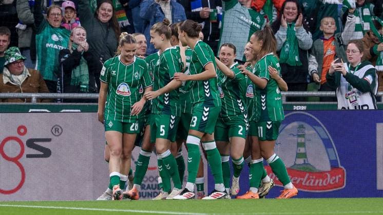 SV Werder Bremen players with goal celebration, cheering, jubilant, optimistic, match scene, highlight, joy over the 1-0 goal, THE DFB REGULATIONS PROHIBIT ANY USE OF PHOTOGRAPHS AS IMAGE SEQUENCES AND OR QUASI VIDEO , 11 10 2025, Bremen Germany , Football, Google Pixel Womens Bundesliga, SV Werder Bremen Hamburger SV xobx