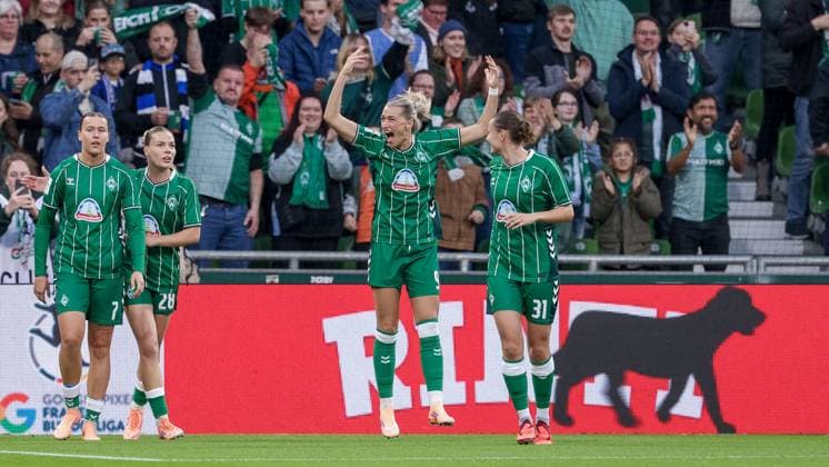 Medina Desic SV Werder Bremen, 9 and players of SV Werder Bremen with goal celebration, cheering, jubilant, optimistic, game scene, highlight, joy about the goal to 1 0, THE DFB REGULATIONS PROHIBIT ANY USE OF PHOTOGRAPHS AS IMAGE SEQUENCES AND OR QUASI VIDEO , 11 10 2025, Bremen Germany , Football, Google Pixel Womens Bundesliga, SV Werder Bremen Hamburger SV xobx