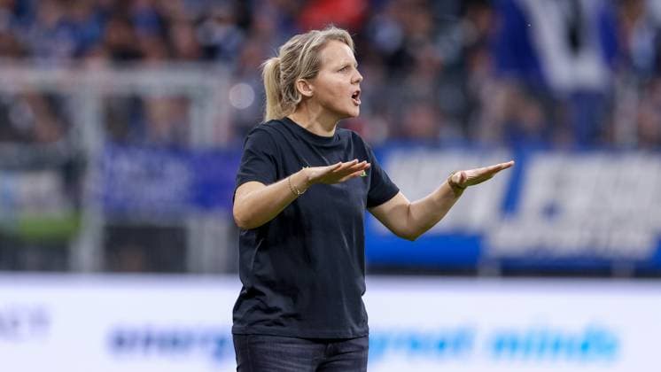 Friederike Kromp Fritzy Kromp, coach, head coach, SV Werder Bremen giving instructions, gesturing, gesturing with arms, portrait, close-up, single photo, single image, THE DFB GUIDELINES PROHIBIT ANY USE OF PHOTOGRAPHS AS IMAGE SEQUENCES AND OR QUASI VIDEO DFB REGULATIONS PROHIBIT ANY USE OF PHOTOGRAPHS AS IMAGE SEQUENCES AND OR QUASI VIDEO , 11 10 2025, Bremen Germany , Football, Google Pixel Women Bundesliga, SV Werder Bremen Hamburger SV xobx
