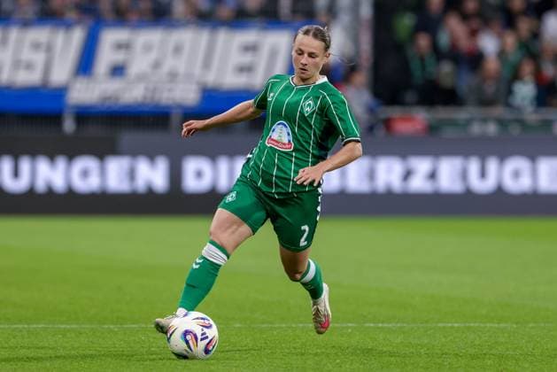 Chiara D Angelo SV Werder Bremen, 2 on the ball, cropped image, single image, full body, action, action, match scene, THE DFB REGULATIONS PROHIBIT ANY USE OF PHOTOGRAPHS AS IMAGE SEQUENCES AND OR QUASI VIDEO , 11 10 2025, Bremen Germany , Football, Google Pixel Womens Bundesliga, SV Werder Bremen Hamburger SV xobx