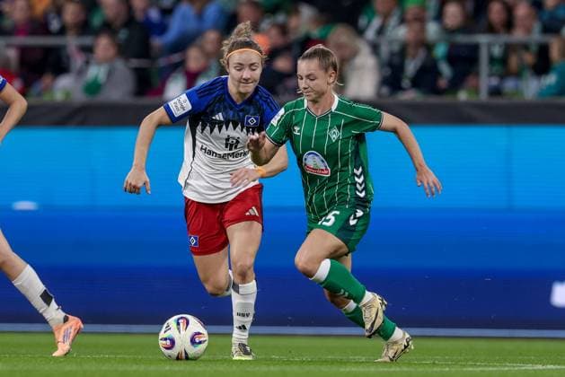 from left Melanie Brunnthaler Hamburger SV, 11 and Michelle Weiß SV Werder Bremen, 15 in a duel, dynamic, action, action, game scene, THE DFB REGULATIONS PROHIBIT ANY USE OF PHOTOGRAPHS AS IMAGE SEQUENCES AND OR QUASI VIDEO , 11 10 2025, Bremen Germany , Football, Google Pixel Womens Bundesliga, SV Werder Bremen Hamburger SV xobx