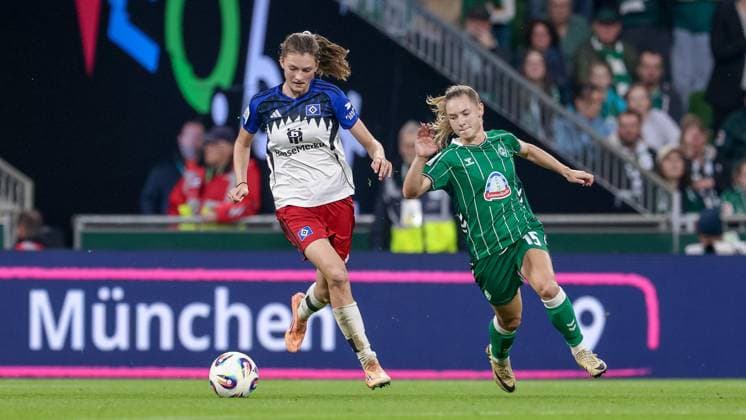 from left Lotta Wrede Hamburger SV, 32 and Michelle Weiß SV Werder Bremen, 15 in a duel, dynamic, action, action, game scene, THE DFB REGULATIONS PROHIBIT ANY USE OF PHOTOGRAPHS AS IMAGE SEQUENCES AND OR QUASI VIDEO , 11 10 2025, Bremen Germany , Football, Google Pixel Womens Bundesliga, SV Werder Bremen Hamburger SV xobx