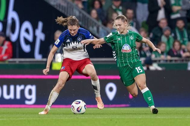 from left Lotta Wrede Hamburger SV, 32 and Michelle Weiß SV Werder Bremen, 15 in a duel, dynamic, action, action, game scene, THE DFB REGULATIONS PROHIBIT ANY USE OF PHOTOGRAPHS AS IMAGE SEQUENCES AND OR QUASI VIDEO , 11 10 2025, Bremen Germany , Football, Google Pixel Womens Bundesliga, SV Werder Bremen Hamburger SV xobx