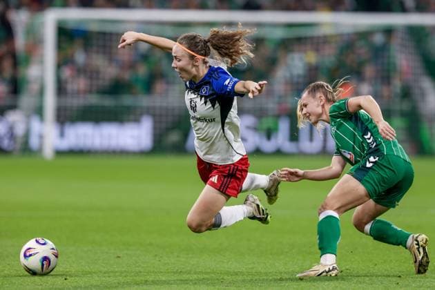 from left Melanie Brunnthaler Hamburger SV, 11 and Michelle Weiß SV Werder Bremen, 15 in a duel, dynamic, action, action, game scene, THE DFB REGULATIONS PROHIBIT ANY USE OF PHOTOGRAPHS AS IMAGE SEQUENCES AND OR QUASI VIDEO , 11 10 2025, Bremen Germany , Football, Google Pixel Womens Bundesliga, SV Werder Bremen Hamburger SV xobx