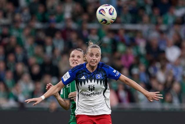 from left Verena Wieder SV Werder Bremen, 31 and Victoria Schulz Hamburger SV, 19 in a duel, dynamic, action, action scene, THE DFB GUIDELINES PROHIBIT ANY USE OF PHOTOGRAPHS AS IMAGE SEQUENCES AND OR QUASI VIDEO DFB REGULATIONS PROHIBIT ANY USE OF PHOTOGRAPHS AS IMAGE SEQUENCES AND OR QUASI VIDEO , 11 10 2025, Bremen Germany , Football, Google Pixel Women Bundesliga, SV Werder Bremen Hamburger SV xobx