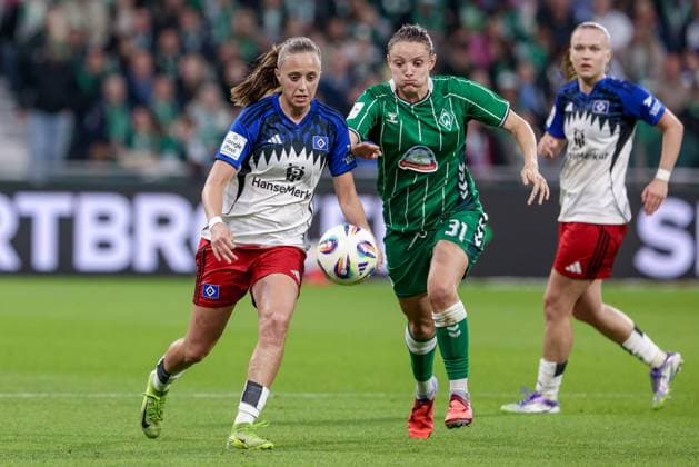 from left Victoria Schulz Hamburger SV, 19 and Verena Wieder SV Werder Bremen, 31 in a duel, dynamic, action, action, game scene, THE DFB REGULATIONS PROHIBIT ANY USE OF PHOTOGRAPHS AS IMAGE SEQUENCES AND OR QUASI VIDEO , 11 10 2025, Bremen Germany , Football, Google Pixel Womens Bundesliga, SV Werder Bremen Hamburger SV xobx