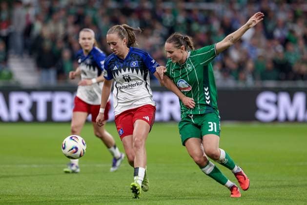 from left Victoria Schulz Hamburger SV, 19 and Verena Wieder SV Werder Bremen, 31 in a duel, dynamic, action, action, game scene, THE DFB REGULATIONS PROHIBIT ANY USE OF PHOTOGRAPHS AS IMAGE SEQUENCES AND OR QUASI VIDEO , 11 10 2025, Bremen Germany , Football, Google Pixel Womens Bundesliga, SV Werder Bremen Hamburger SV xobx