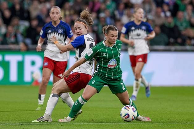 from left Melanie Brunnthaler Hamburger SV, 11 and Chiara D Angelo SV Werder Bremen, 2 in a duel, dynamic, action, action, game scene, THE DFB REGULATIONS PROHIBIT ANY USE OF PHOTOGRAPHS AS IMAGE SEQUENCES AND OR QUASI VIDEO , 11 10 2025, Bremen Germany , Football, Google Pixel Womens Bundesliga, SV Werder Bremen Hamburger SV xobx