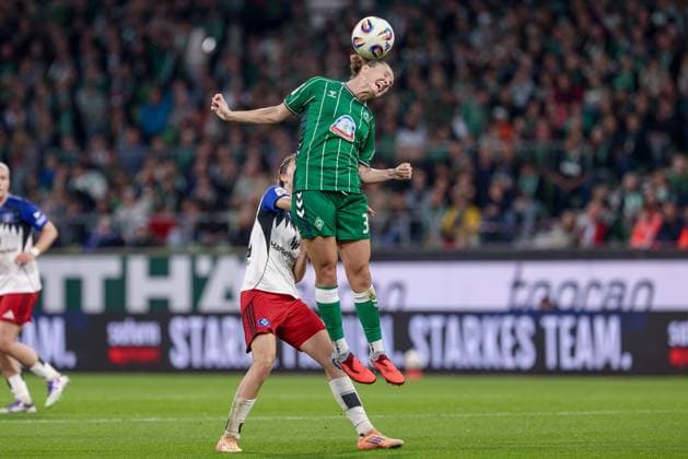 Verena Wieder SV Werder Bremen, 31 at header, Action, Action, Game scene, THE DFB GUIDELINES PROHIBIT ANY USE OF PHOTOGRAPHS AS IMAGE SEQUENCES AND OR QUASI VIDEO, 11 10 2025, Bremen Germany , Soccer, Google Pixel Women Bundesliga, SV Werder Bremen Hamburger SV xobx
