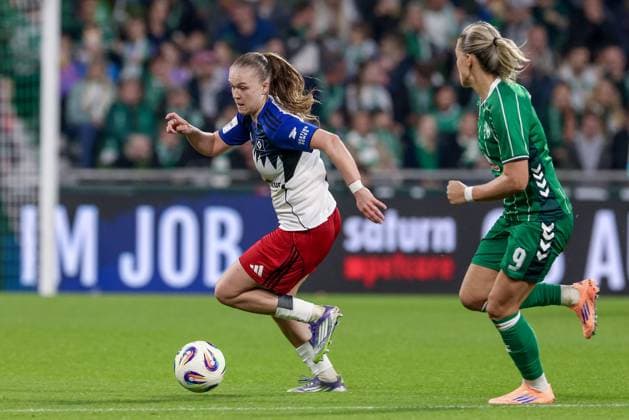 from left Annaleen Böhler Hamburger SV, 6 and Medina Desic SV Werder Bremen, 9 in a duel, dynamic, action, action, game scene, THE DFB REGULATIONS PROHIBIT ANY USE OF PHOTOGRAPHS AS IMAGE SEQUENCES AND OR QUASI VIDEO , 11 10 2025, Bremen Germany , Football, Google Pixel Womens Bundesliga, SV Werder Bremen Hamburger SV xobx