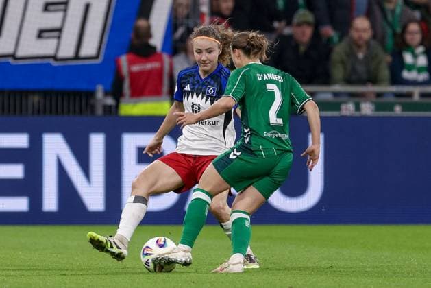 from left Melanie Brunnthaler Hamburger SV, 11 and Chiara D Angelo SV Werder Bremen, 2 in a duel, dynamic, action, action, game scene, THE DFB REGULATIONS PROHIBIT ANY USE OF PHOTOGRAPHS AS IMAGE SEQUENCES AND OR QUASI VIDEO , 11 10 2025, Bremen Germany , Football, Google Pixel Womens Bundesliga, SV Werder Bremen Hamburger SV xobx