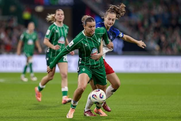 from left Larissa Mühlhaus SV Werder Bremen, 7 and Emilia Hirche Hamburger SV, 20 in a duel, dynamic, action, action, game scene, THE DFB REGULATIONS PROHIBIT ANY USE OF PHOTOGRAPHS AS IMAGE SEQUENCES AND OR QUASI VIDEO , 11 10 2025, Bremen Germany , Football, Google Pixel Womens Bundesliga, SV Werder Bremen Hamburger SV xobx
