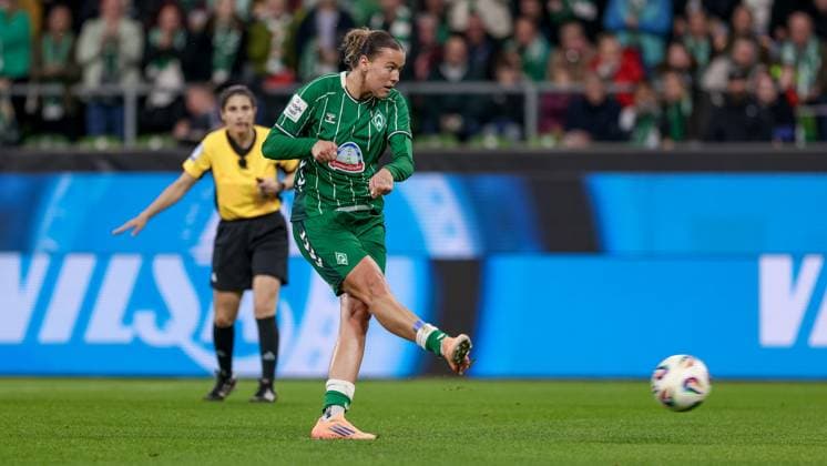Goalscorer Larissa Mühlhaus SV Werder Bremen, 7 on penalty kick, penalty shot, game scene, action, action, scores the goal to 2 0, goal, highlight, goal success, THE DFB REGULATIONS PROHIBIT ANY USE OF PHOTOGRAPHS AS IMAGE SEQUENCES AND OR QUASI VIDEO , 11 10 2025, Bremen Germany , Football, Google Pixel Womens Bundesliga, SV Werder Bremen Hamburger SV xobx