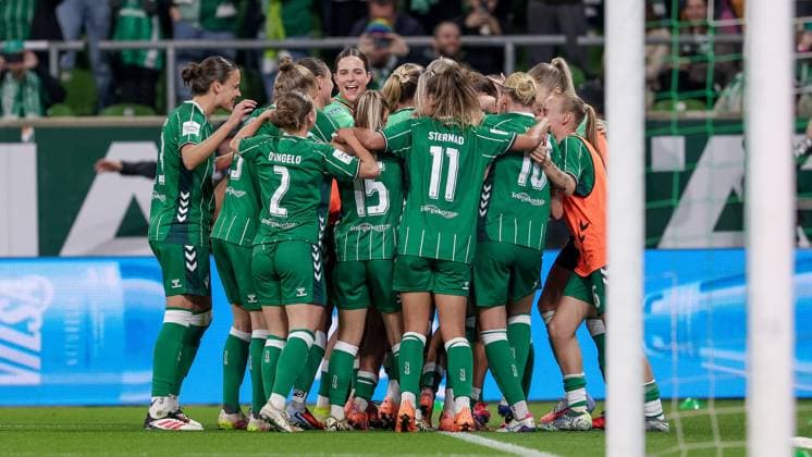 SV Werder Bremen players with goal celebration, cheering, jubilant, optimistic, match scene, highlight, joy about the 2-0 goal, THE DFB REGULATIONS PROHIBIT ANY USE OF PHOTOGRAPHS AS IMAGE SEQUENCES AND OR QUASI VIDEO , 11 10 2025, Bremen Germany , Football, Google Pixel Womens Bundesliga, SV Werder Bremen Hamburger SV xobx