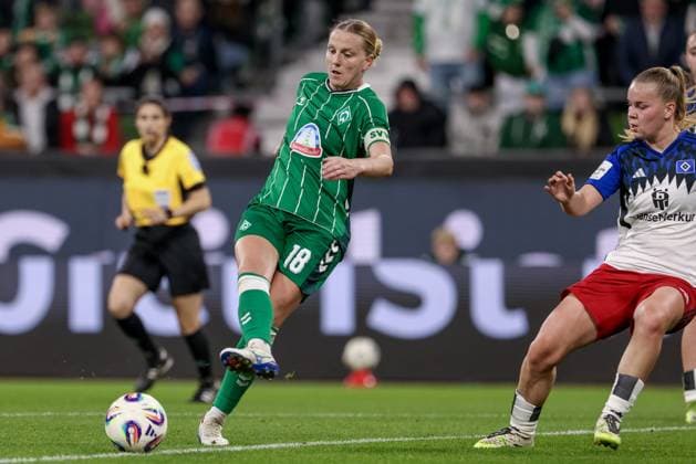 from left Lina Hausicke SV Werder Bremen, 18 and Svea Stoldt Hamburger SV, 8 in a duel, dynamic, action, action, game scene, THE DFB REGULATIONS PROHIBIT ANY USE OF PHOTOGRAPHS AS IMAGE SEQUENCES AND OR QUASI VIDEO , 11 10 2025, Bremen Germany , Football, Google Pixel Womens Bundesliga, SV Werder Bremen Hamburger SV xobx