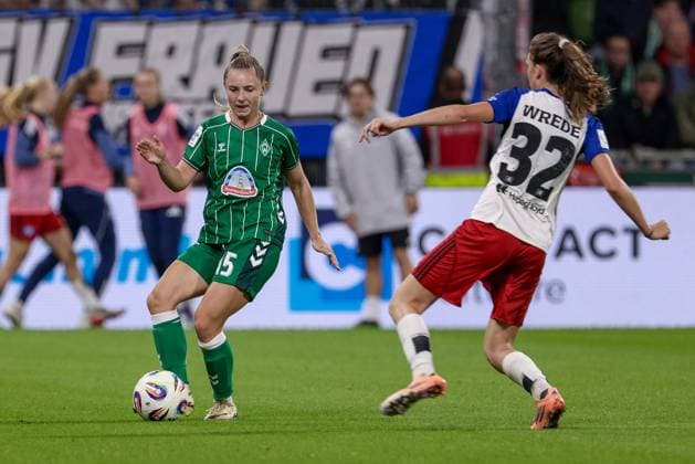 from left Michelle Weiß SV Werder Bremen, 15 and Lotta Wrede Hamburger SV, 32 in a duel, dynamic, action, action, game scene, THE DFB REGULATIONS PROHIBIT ANY USE OF PHOTOGRAPHS AS IMAGE SEQUENCES AND OR QUASI VIDEO , 11 10 2025, Bremen Germany , Football, Google Pixel Womens Bundesliga, SV Werder Bremen Hamburger SV xobx