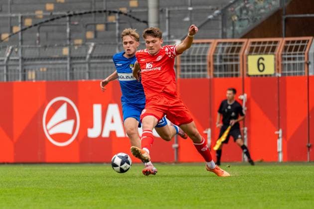 Game scene, duel, balltion, pass, passing, f l Luca Battista TSG Balingen, 21 , Jason Amann 1 FSV Mainz 05 II, 16 , GER, 1 FSV Mainz 05 II vs TSG Balingen, Football, Regionalliga Suedwest, Matchday 12, Season 2025 2026, 11 10 2025, DFB REGULATES PROHIBIT ANY USE OF PHOTOGRAPHS AS IMAGE SEQUENCES AND OR QUASI VIDEO, GER, 1 FSV Mainz 05 II vs TSG Balingen, Football, Regionalliga Suedwest, Matchday 12, Season 2025 2026, 11 10 2025 Mainz Copyright: xEibner-Pressefoto Jan-NiclasxGrox EP_JGG