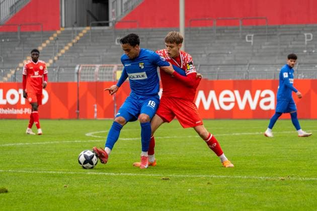 Match scene, duel, ball action, f l Amney Moutassime TSG Balingen, 18 , Tim Mueller 1 FSV Mainz 05 II, 22 , GER, 1 FSV Mainz 05 II vs TSG Balingen, Football, Regionalliga Suedwest, Matchday 12, Season 2025 2026, 11 10 2025, DFB REGULATES PROHIBIT ANY USE OF PHOTOGRAPHS AS IMAGE SEQUENCES AND OR QUASI VIDEO, GER, 1 FSV Mainz 05 II vs TSG Balingen, Football, Regionalliga Suedwest, Matchday 12, Season 2025 2026, 11 10 2025 Mainz Copyright: xEibner-Pressefoto Jan-NiclasxGrox EP_JGG