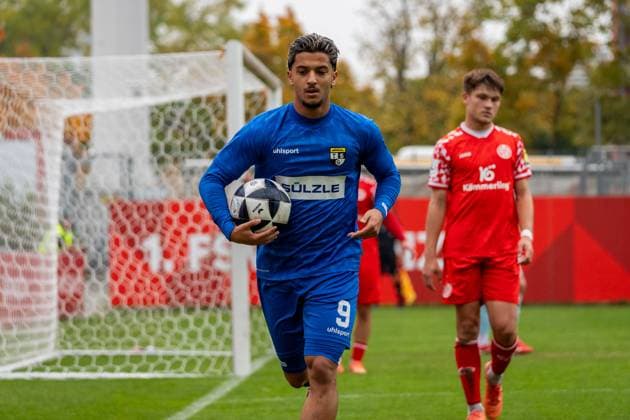 Cropped image, Portrait Zeki Goerkem Koca TSG Balingen, 09 runs with the ball in hand towards the corner flag, GER, 1 FSV Mainz 05 II vs TSG Balingen, Soccer, Regionalliga Suedwest, Matchday 12, Season 2025 2026, 11 10 2025, DFB REGULATES PROHIBIT ANY USE OF PHOTOGRAPHS AS IMAGE SEQUENCES AND OR QUASI VIDEO, GER, 1 FSV Mainz 05 II vs TSG Balingen, Football, Regionalliga Suedwest, Matchday 12, Season 2025 2026, 11 10 2025 Mainz Copyright: xEibner-Pressefoto Jan-NiclasxGrox EP_JGG