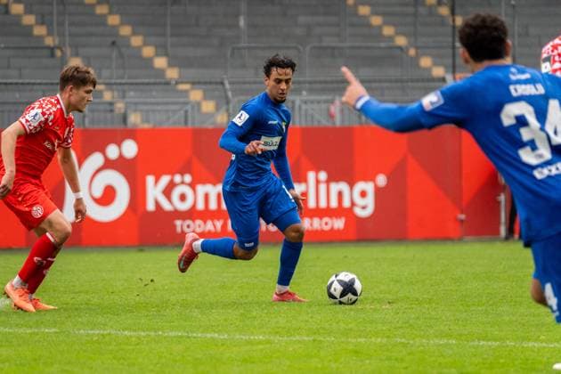 Game scene, dribbling, offensive action, Zeki Goerkem Koca TSG Balingen, 09 plays a ball to Halim Eroglu TSG Balingen, 34 , l Jason Amann 1 FSV Mainz 05 II, 16 , GER, 1 FSV Mainz 05 II vs TSG Balingen, Football, Regionalliga Suedwest, Matchday 12, Season 2025 2026, 11 10 2025, DFB REGULATIONS PROHIBIT ANY USE OF PHOTOGRAPHS AS IMAGE SEQUENCES AND OR QUASI VIDEO, GER, 1 FSV Mainz 05 II vs TSG Balingen, Football, Regionalliga Suedwest, Matchday 12, Season 2025 2026, 11 10 2025 Mainz Copyright: xEibner-Pressefoto Jan-NiclasxGrox EP_JGG