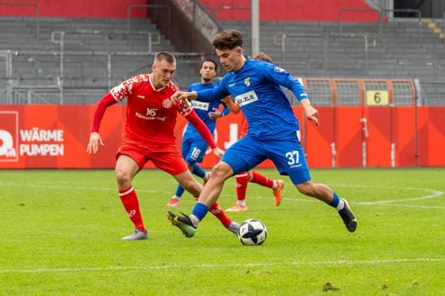 Match scene, duel, ball action, f l Philipp Schulz 1 FSV Mainz 05 II, 04 , Marko Pilic TSG Balingen, 37 , GER, 1 FSV Mainz 05 II vs TSG Balingen, Football, Regionalliga Suedwest, Matchday 12, Season 2025 2026, 11 10 2025, DFB REGULATIONS PROHIBIT ANY USE OF PHOTOGRAPHS AS IMAGE SEQUENCES AND OR QUASI VIDEO, GER, 1 FSV Mainz 05 II vs TSG Balingen, Football, Regionalliga Suedwest, Matchday 12, Season 2025 2026, 11 10 2025 Mainz Copyright: xEibner-Pressefoto Jan-NiclasxGrox EP_JGG