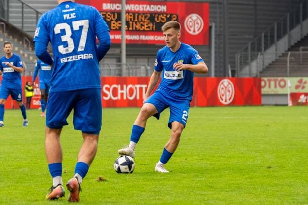 Game scene, cropped image, portrait, dribbling Ole Deiniger TSG Balingen, 23 with ball, GER, 1 FSV Mainz 05 II vs TSG Balingen, Soccer, Regionalliga Suedwest, Matchday 12, Season 2025 2026, 11 10 2025, DFB REGULATIONS PROHIBIT ANY USE OF PHOTOGRAPHS AS IMAGE SEQUENCES AND OR QUASI VIDEO, GER, 1 FSV Mainz 05 II vs TSG Balingen, Football, Regionalliga Suedwest, Matchday 12, Season 2025 2026, 11 10 2025 Mainz Copyright: xEibner-Pressefoto Jan-NiclasxGrox EP_JGG