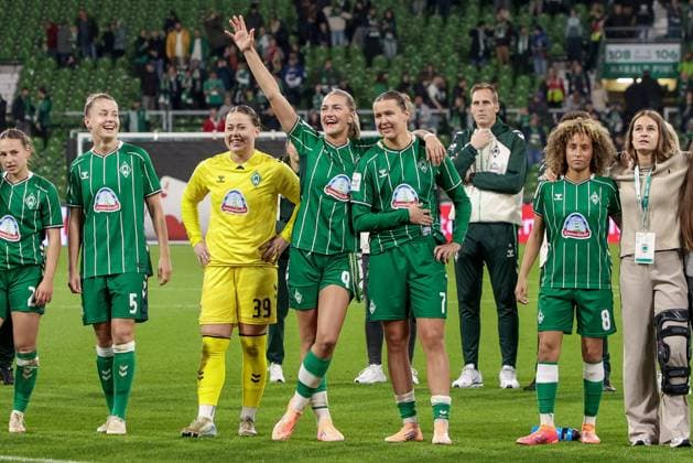 from left Michelle Ulbrich SV Werder Bremen, 5 , Mariella El Sherif goalkeeper, goalkeeper, SV Werder Bremen, 39 , Medina Desic SV Werder Bremen, 9 and Larissa Mühlhaus SV Werder Bremen, 7 SV Werder Bremen players celebrating the victory, joy about the won game, thanking the fans, spectators for the support, THE DFB REGULATIONS PROHIBIT ANY USE OF PHOTOGRAPHS AS IMAGE SEQUENCES AND OR QUASI VIDEO , 11 10 2025, Bremen Germany , Football, Google Pixel Womens Bundesliga, SV Werder Bremen Hamburger SV xobx