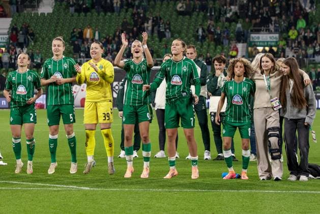 from left Chiara D Angelo SV Werder Bremen, 2 , Michelle Ulbrich SV Werder Bremen, 5 , Mariella El Sherif goalkeeper, SV Werder Bremen, 39 , Medina Desic SV Werder Bremen, 9 , Larissa Mühlhaus SV Werder Bremen, 7 , Amira Arfaoui SV Werder Bremen, 8 , Maja Sternad SV Werder Bremen, 11 and Melina Kunkel SV Werder Bremen, 29 celebrating the victory, happy about winning the game, thank the fans, spectators for their support, THE DFB GUIDELINES PROHIBIT ANY USE OF PHOTOGRAPHS AS IMAGE SEQUENCES AND OR QUASI VIDEO, 11 10 2025, Bremen Germany , Football, Google Pixel Womens Bundesliga, SV Werder Bremen Hamburger SV xobx