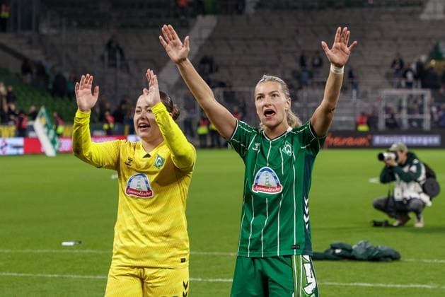 from left Mariella El Sherif goalkeeper, goalkeeper, SV Werder Bremen, 39 and Medina Desic SV Werder Bremen, 9 with jubilation about the victory, joy about the won game, thank the fans, spectators for the support, THE DFB REGULATIONS PROHIBIT ANY USE OF PHOTOGRAPHS AS IMAGE SEQUENCES AND OR QUASI VIDEO , 11 10 2025, Bremen Germany , Football, Google Pixel Womens Bundesliga, SV Werder Bremen Hamburger SV xobx