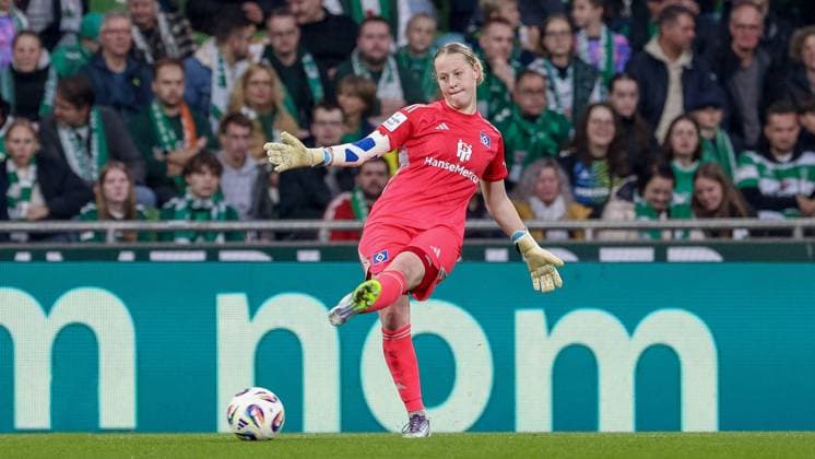 Larissa Haidner goalkeeper, goalkeeper, Hamburger SV, 33 on the ball, cropped image, single image, full body, action, action, game scene, THE DFB REGULATIONS PROHIBIT ANY USE OF PHOTOGRAPHS AS IMAGE SEQUENCES AND OR QUASI VIDEO , 11 10 2025, Bremen Germany , Football, Google Pixel Womens Bundesliga, SV Werder Bremen Hamburger SV xobx