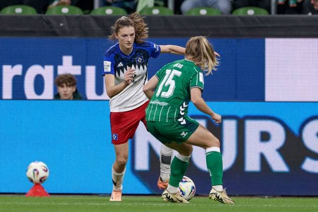 from left Lotta Wrede Hamburger SV, 32 and Michelle Weiß SV Werder Bremen, 15 in a duel, dynamic, action, action, game scene, THE DFB REGULATIONS PROHIBIT ANY USE OF PHOTOGRAPHS AS IMAGE SEQUENCES AND OR QUASI VIDEO , 11 10 2025, Bremen Germany , Football, Google Pixel Womens Bundesliga, SV Werder Bremen Hamburger SV xobx