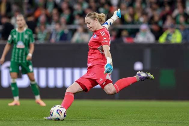 Larissa Haidner goalkeeper, goalkeeper, Hamburger SV, 33 on the ball, single image, full body, action, action scene, THE DFB REGULATIONS PROHIBIT ANY USE OF PHOTOGRAPHS AS IMAGE SEQUENCES AND OR QUASI VIDEO , 11 10 2025, Bremen Germany , Football, Google Pixel Womens Bundesliga, SV Werder Bremen Hamburger SV xobx