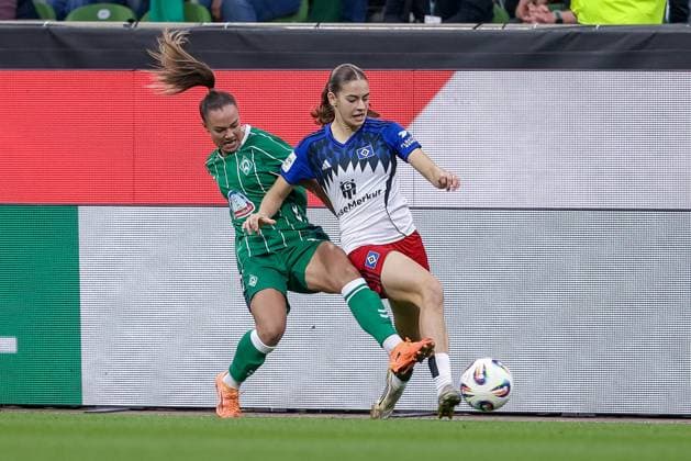 from left Maja Sternad SV Werder Bremen, 11 and Leni Eggert Hamburger SV, 29 in a duel, dynamic, action, action, game scene, THE DFB REGULATIONS PROHIBIT ANY USE OF PHOTOGRAPHS AS IMAGE SEQUENCES AND OR QUASI VIDEO , 11 10 2025, Bremen Germany , Football, Google Pixel Womens Bundesliga, SV Werder Bremen Hamburger SV xobx