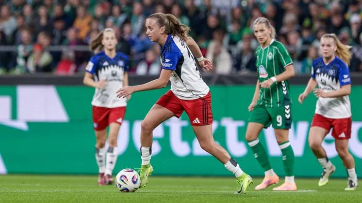 Victoria Schulz Hamburger SV, 19 on the ball, single image, full body, action, action scene, THE DFB GUIDELINES PROHIBIT ANY USE OF PHOTOGRAPHS AS IMAGE SEQUENCES AND OR QUASI VIDEO, 11 10 2025, Bremen Germany , Football, Google Pixel Women Bundesliga, SV Werder Bremen Hamburger SV xobx