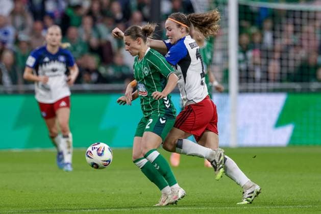 from left Chiara D Angelo SV Werder Bremen, 2 and Melanie Brunnthaler Hamburger SV, 11 in a duel, dynamic, action, action, game scene, THE DFB REGULATIONS PROHIBIT ANY USE OF PHOTOGRAPHS AS IMAGE SEQUENCES AND OR QUASI VIDEO , 11 10 2025, Bremen Germany , Football, Google Pixel Womens Bundesliga, SV Werder Bremen Hamburger SV xobx