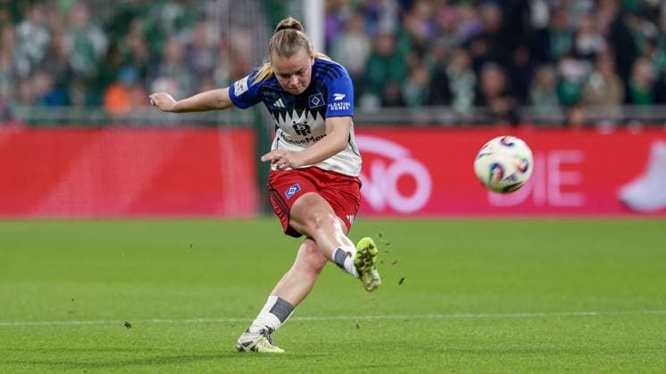 Svea Stoldt Hamburger SV, 8 on the ball, cropped image, single image, full body, action, action scene, THE DFB GUIDELINES PROHIBIT ANY USE OF PHOTOGRAPHS AS IMAGE SEQUENCES AND OR QUASI VIDEO DFB REGULATIONS PROHIBIT ANY USE OF PHOTOGRAPHS AS IMAGE SEQUENCES AND OR QUASI VIDEO , 11 10 2025, Bremen Germany , Soccer, Google Pixel Womens Bundesliga, SV Werder Bremen Hamburger SV xobx