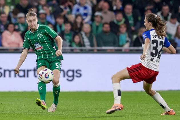 from left Michelle Ulbrich SV Werder Bremen, 5 and Lotta Wrede Hamburger SV, 32 in a duel, dynamic, action, action, game scene, THE DFB GUIDELINES PROHIBIT ANY USE OF PHOTOGRAPHS AS IMAGE SEQUENCES AND OR QUASI VIDEO DFB REGULATIONS PROHIBIT ANY USE OF PHOTOGRAPHS AS IMAGE SEQUENCES AND OR QUASI VIDEO , 11 10 2025, Bremen Germany , Football, Google Pixel Women Bundesliga, SV Werder Bremen Hamburger SV xobx