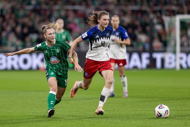 from left Michelle Weiß SV Werder Bremen, 15 and Lotta Wrede Hamburger SV, 32 in a duel, dynamic, action, action, game scene, THE DFB GUIDELINES PROHIBIT ANY USE OF PHOTOGRAPHS AS IMAGE SEQUENCES AND OR QUASI VIDEO DFB REGULATIONS PROHIBIT ANY USE OF PHOTOGRAPHS AS IMAGE SEQUENCES AND OR QUASI VIDEO , 11 10 2025, Bremen Germany , Football, Google Pixel Women Bundesliga, SV Werder Bremen Hamburger SV xobx