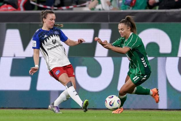 from left Viktoria Schwalm Hamburger SV, 23 and Maja Sternad SV Werder Bremen, 11 in a duel, dynamic, action, action, game scene, THE DFB REGULATIONS PROHIBIT ANY USE OF PHOTOGRAPHS AS IMAGE SEQUENCES AND OR QUASI VIDEO , 11 10 2025, Bremen Germany , Football, Google Pixel Womens Bundesliga, SV Werder Bremen Hamburger SV xobx