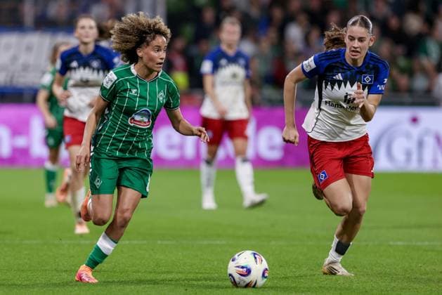 from left Amira Arfaoui SV Werder Bremen, 8 and Leni Eggert Hamburger SV, 29 in a duel, dynamic, action, action, game scene, THE DFB GUIDELINES PROHIBIT ANY USE OF PHOTOGRAPHS AS IMAGE SEQUENCES AND OR QUASI VIDEO DFB REGULATIONS PROHIBIT ANY USE OF PHOTOGRAPHS AS IMAGE SEQUENCES AND OR QUASI VIDEO , 11 10 2025, Bremen Germany , Football, Google Pixel Women Bundesliga, SV Werder Bremen Hamburger SV xobx