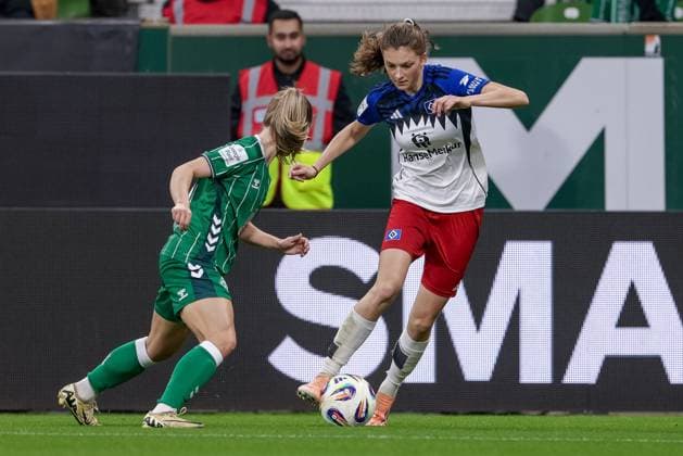 from left Michelle Weiß SV Werder Bremen, 15 and Lotta Wrede Hamburger SV, 32 in a duel, dynamic, action, action, game scene, THE DFB REGULATIONS PROHIBIT ANY USE OF PHOTOGRAPHS AS IMAGE SEQUENCES AND OR QUASI VIDEO , 11 10 2025, Bremen Germany , Football, Google Pixel Womens Bundesliga, SV Werder Bremen Hamburger SV xobx