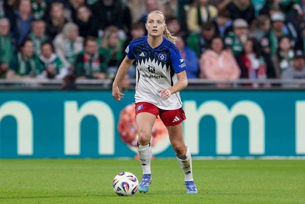 Nina Räcke Hamburger SV, 39 on the ball, cropped, single image, full body, action, action, match scene, THE DFB GUIDELINES PROHIBIT ANY USE OF PHOTOGRAPHS AS IMAGE SEQUENCES AND OR QUASI VIDEO DFB REGULATIONS PROHIBIT ANY USE OF PHOTOGRAPHS AS IMAGE SEQUENCES AND OR QUASI VIDEO , 11 10 2025, Bremen Germany , Soccer, Google Pixel Womens Bundesliga, SV Werder Bremen Hamburger SV xobx