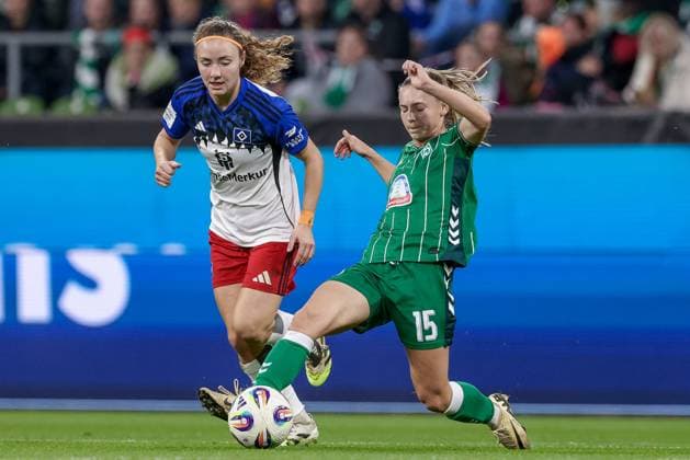 from left Melanie Brunnthaler Hamburger SV, 11 and Michelle Weiß SV Werder Bremen, 15 in a duel, dynamic, action, action, game scene, THE DFB REGULATIONS PROHIBIT ANY USE OF PHOTOGRAPHS AS IMAGE SEQUENCES AND OR QUASI VIDEO , 11 10 2025, Bremen Germany , Football, Google Pixel Womens Bundesliga, SV Werder Bremen Hamburger SV xobx