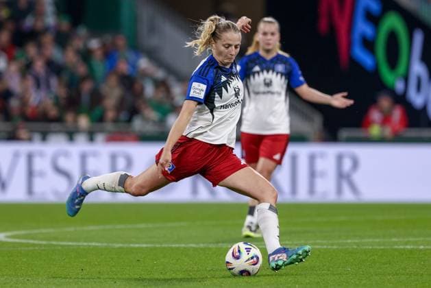 Nina Räcke Hamburger SV, 39 on the ball, single image, full body, action, action scene, THE DFB GUIDELINES PROHIBIT ANY USE OF PHOTOGRAPHS AS IMAGE SEQUENCES AND OR QUASI VIDEO, 11 10 2025, Bremen Germany , Football, Google Pixel Women Bundesliga, SV Werder Bremen Hamburger SV xobx