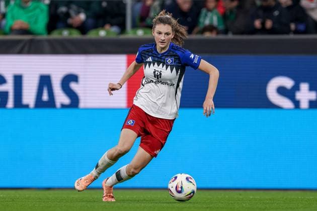 Lotta Wrede Hamburger SV, 32 on the ball, cropped, single image, full body, action, action, match scene, THE DFB GUIDELINES PROHIBIT ANY USE OF PHOTOGRAPHS AS IMAGE SEQUENCES AND OR QUASI VIDEO DFB REGULATIONS PROHIBIT ANY USE OF PHOTOGRAPHS AS IMAGE SEQUENCES AND OR QUASI VIDEO , 11 10 2025, Bremen Germany , Soccer, Google Pixel Womens Bundesliga, SV Werder Bremen Hamburger SV xobx