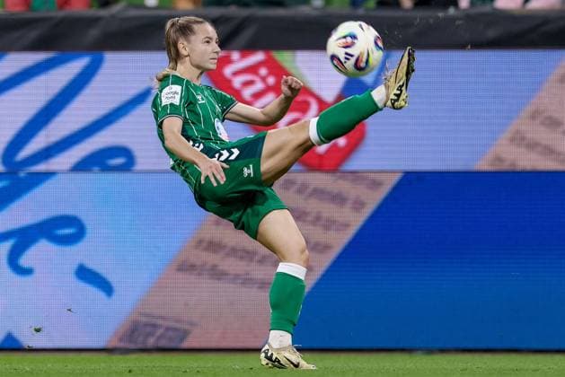 Michelle Weiß SV Werder Bremen, 15 on the ball, cropped image, single image, full body, action, action, game scene, THE DFB REGULATIONS PROHIBIT ANY USE OF PHOTOGRAPHS AS IMAGE SEQUENCES AND OR QUASI VIDEO , 11 10 2025, Bremen Germany , Football, Google Pixel Womens Bundesliga, SV Werder Bremen Hamburger SV xobx