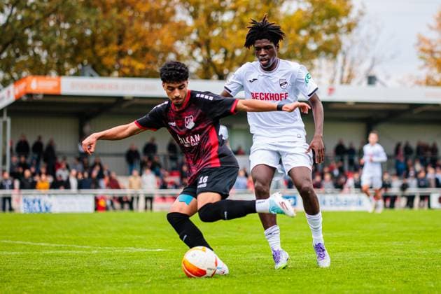 v l Taha Ajdar Moulla VfL Luebeck Schwartau, 16 , Emmanuel Bamba SC Verl, 02 in duel GER, VfL Theesen vs SC Verl, Football, Westfalenpokal, Achteilfinale, Spielzeit 2025 2026, 11 10 2025 DFL Regulations prohibit any use of photographers as image sequences and or quasi video GER, VfL Theesen vs SC Verl, Football, Westfalenpokal, Achteilfinale, Spielzeit 2025 2026, 11 10 2025 Bielefeld Copyright: xEibner-Pressefoto JanxRollingerx EP_JSK