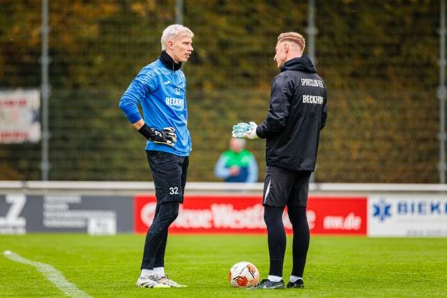 v l Fabian Pekruhl SC Verl, 32 , Fynn Mueller SC Verl, Goalkeeping Coach GER, VfL Theesen vs SC Verl, Football, Westfalenpokal, Achteilfinale, Spielzeit 2025 2026, 11 10 2025 DFL Regulations prohibit any use of photographers as image sequences and or quasi video GER, VfL Theesen vs SC Verl, Football, Westfalenpokal, Achteilfinale, Spielzeit 2025 2026, 11 10 2025 Bielefeld Copyright: xEibner-Pressefoto JanxRollingerx EP_JSK